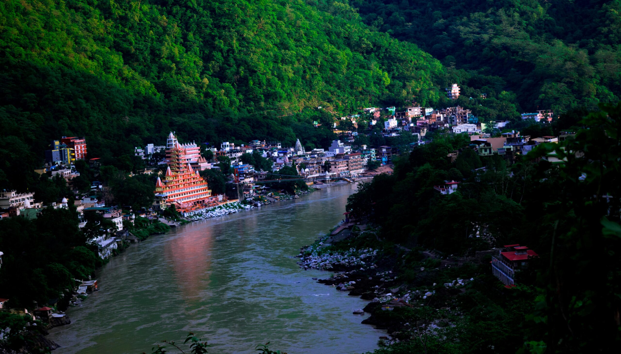 People from all over the world come to Rishikesh to explore India’s rich spiritual heritage and to find peace in the silence of the majestic mountains.