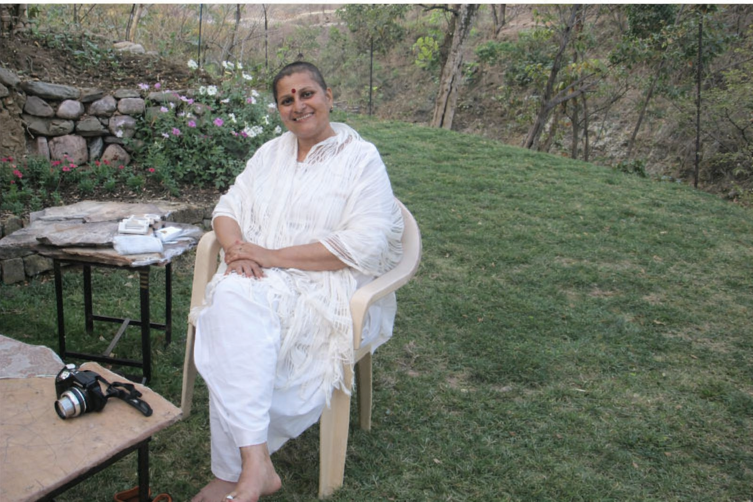 Ma Gyaan spiritual teacher seated at Kirti Hermitage near Rishikesh, known for her teachings on Kundalini, Bhakti Yoga, and inner transformation.