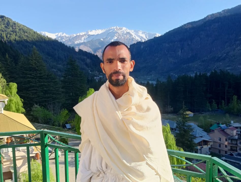 Rather than focusing on intellectual debate, participants at Yogi Brahma Vidya Chaitanyaji’s retreats spend long hours in silence, meditation, and self-inquiry.