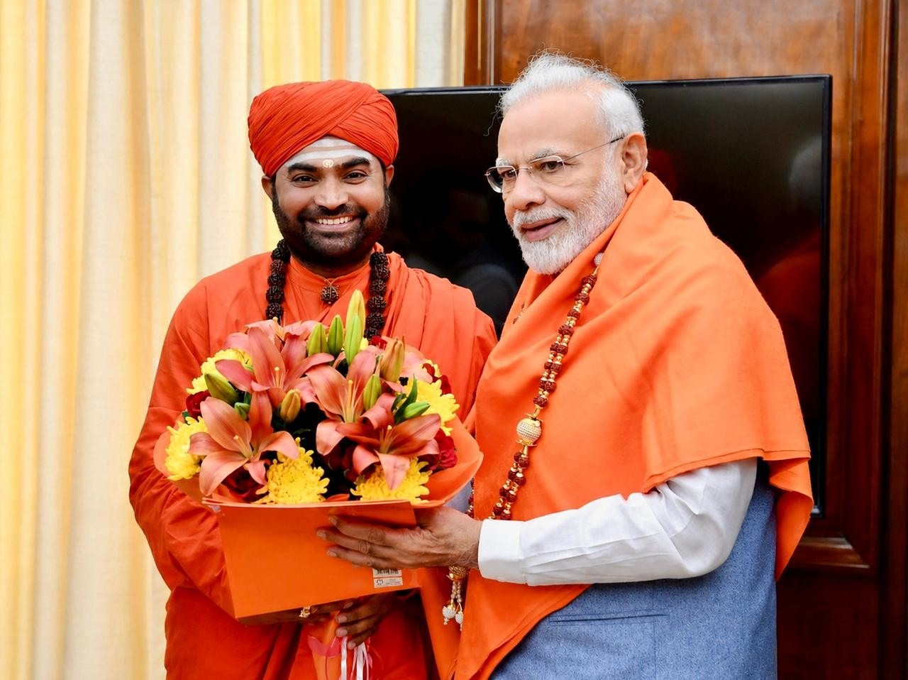Who is greeting whom? Shwaasa Guru and Indian Prime Minister Narendra Modi are united by the shared belief in yoga, mindfulness, and the power of inner discipline.